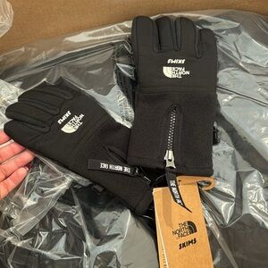 THE NORTH FACE X SKIMS - RETRO DENALI FLEECE GLOVES- BRAND NEW